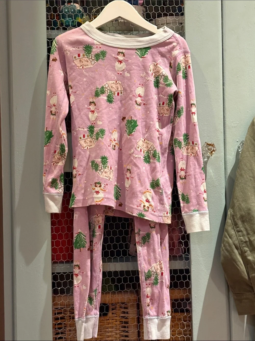 Hanna Andersson Pink Holiday Cottage Print Long-Sleeve Pajama Set